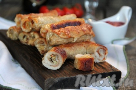 Очень вкусные, сытные рулетики из свинины, приготовленные с грибами и сыром, подать стол в горячем виде, дополнив гарниром. Отличное блюдо, попробуйте!