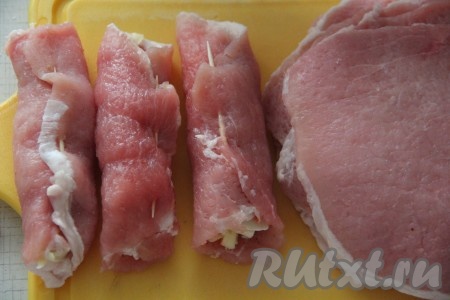 Таким образом сформировать все мясные рулетики с начинкой.
