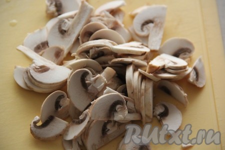 Шампиньоны, промыв водой, нарезать на пластинки.