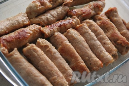Затем переложить обжаренные мясные рулетики в форму для запекания соответствующего размера, на дно формы налить немного воды (вода нам нужна, чтобы рулеты не пристали к форме во время запекания в духовке) и отправить минут на 30 в духовку, разогретую до 180 градусов.
