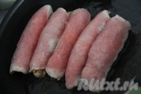 На сковороду, хорошо разогретую с растительным маслом, выложить подготовленные рулетики с грибами и сыром.
