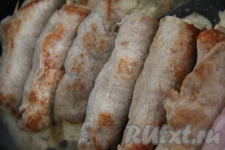 Рулеты обжарить на среднем огне до образования золотистой корочки с двух сторон.
