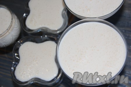 Взбитую массу, разлив по креманкам, поставить в холодильник на ночь (десерт должен хорошо застыть).
