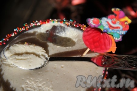 Десерт из ряженки, приготовленный с добавлением желатина и сметаны, получается воздушным и очень вкусным, попробуйте! 