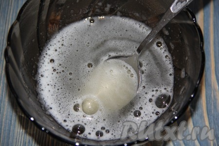 Набухший желатин прогреть на максимальной мощности микроволновки до полного растворения (но не кипятить!). Желатин полностью растворяется в микроволновке за 30-40 секунд, в течение этого времени каждые 10 секунд я достаю желатин, перемешиваю и снова отправляю в микроволновку.
