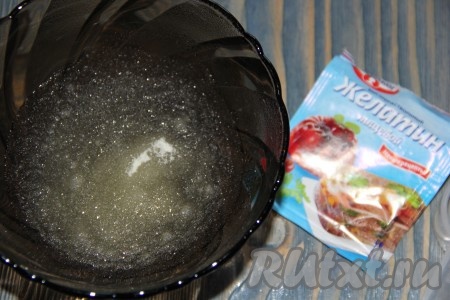 Желатин залить водой и оставить на 15 минут для набухания.