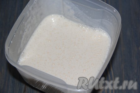 Растворившийся желатин тонкой струйкой влить в смесь ряженки и сметаны, непрерывно взбивая миксером. Взбивать минуты 3.
