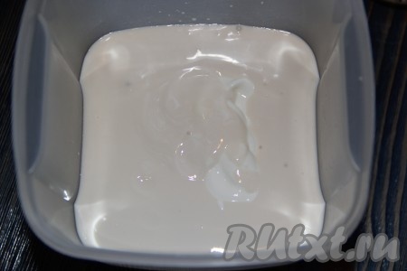 Ряженку соединить со сметаной, перемешать.
