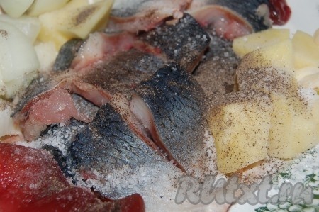 Поперчить и посолить.