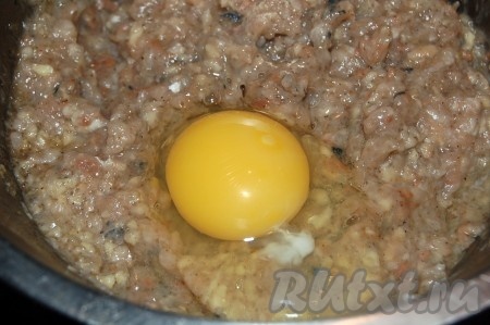 В полученный фарш для приготовления рыбных котлет добавить сырое яйцо.