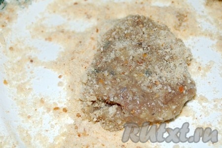 Через 1 час принести фарш, на тарелку насыпать панировочные сухари и начать формировать рыбные котлеты из сельди.