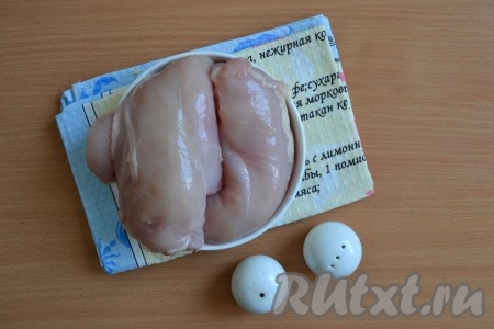 Подготовить необходимые ингредиенты для приготовления диетических отбивных из куриного филе.
