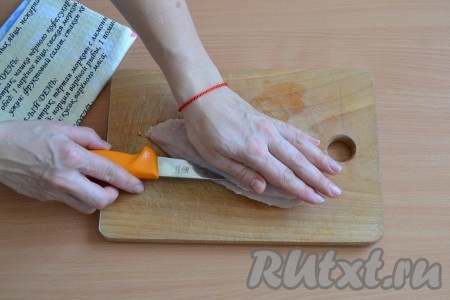 Сделать глубокий надрез с более толстой стороны филе.
