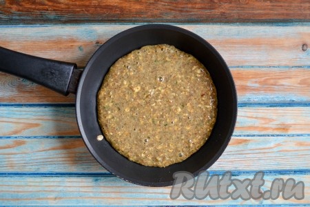 Сковороду разогреть, смазать оливковым маслом, огонь снизить к минимуму и влить подготовленное тесто. Тесто будет средней густоты, текучим, равномерно распределится по поверхности сковороды. Крышкой накрывать не нужно.
