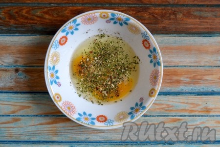 В миску выложить два куриных яйца, добавить соль и прованские травы. По желанию, можно добавить свои любимые приправы и специи.
