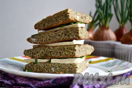 Очень вкусный, нежный, легкий и полезный овсяноблин с отрубями готов! Сразу же теплым подать на стол. Его вкус оценит каждый, к тому же рецепт не сложный, обязательно попробуйте!
