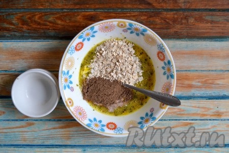 Всыпать овсяные хлопья и отруби. Овсяные хлопья подойдут любые. Но, если все же вы используете крупные, то готовое тесто нужно оставить минимум на 5 минут, чтобы хлопья размокли. А если на это нет времени, их можно заблаговременно измельчить кофемолкой или блендером. Отруби тоже подойдут разные. Я использовала отруби расторопши.
