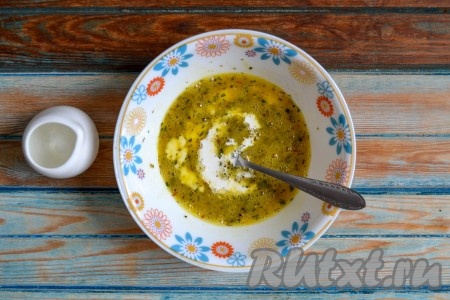 Влить молоко и снова перемешать.
