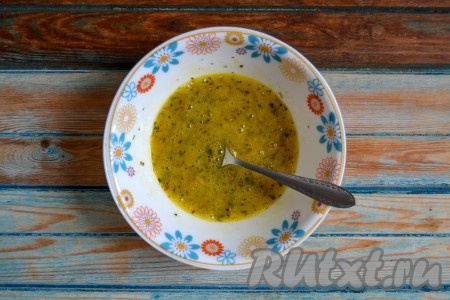 Расколотить яйца вилкой, как на омлет. Взбивать в пышную массу, используя миксер, не надо.
