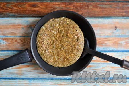 Когда овсяноблин сверху схватится, поддеть его лопаткой и аккуратно перевернуть на другую сторону.
