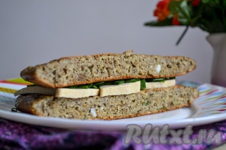 Если вы будете жарить блин на сковороде большого диаметра - он получится более тонким и его можно будет с легкостью свернуть. Но в этом случае, он не будет таким сочным и пористым. Но это уже зависит от вашего вкуса и желания. Мне больше нравится, когда овсяноблин высокий и сочный. Я его разрезаю на 2-4 части и укладываю слоями, чередуя с сыром и зеленью.