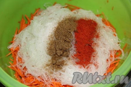 Соединить в большой миске морковь, фунчозу, соль, паприку и приправу для моркови.