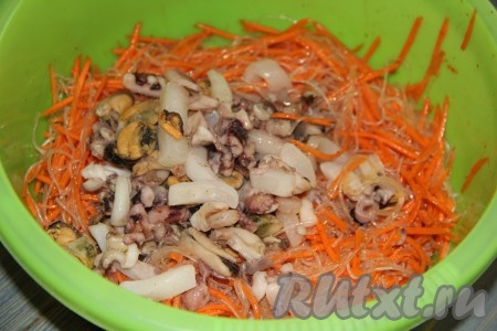 Тщательно перемешать морковь, фунчозу и специи. Добавить морепродукты, уксус, масло и соевый соус. Хорошо перемешать салат, закрыть плотно крышкой или тарелкой и оставить на ночь в холодильнике. 