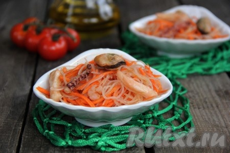 Яркий, аппетитный и вкусный салат с фунчозой и морепродуктами подать к столу.
