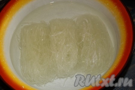 Полностью залить фунчозу кипящей водой и оставить на 10 минут.
