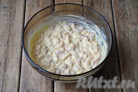 Перемешать, накрыть миску крышкой или пищевой плёнкой и отправить на 1-2 часа в холодильник (можно оставить и на ночь). Рубленное мясо пропитается майонезом и специями, от этого котлеты будут более сочными и мягкими.