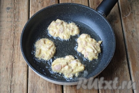 Разогреть хорошо сковороду с растительным маслом, масло должно полностью покрывать дно сковороды. Ложкой выложить мясную массу, формируя котлетки. 