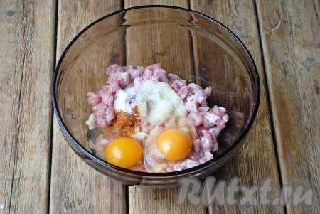 Посолить и всыпать приправу.&nbsp;
