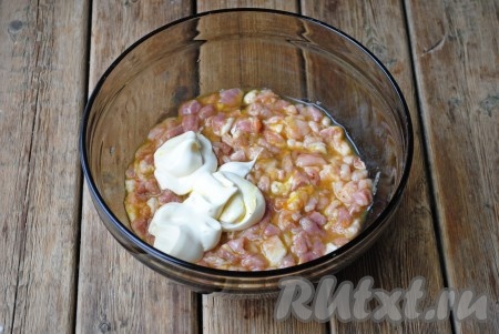 Добавить майонез (процент жирности можно выбирать на свой вкус) и ещё раз перемешать.&nbsp;
