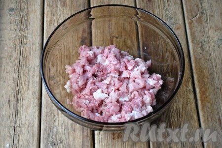 Мякоть свинины вымыть и обсушить с помощью бумажного полотенца. Нарезать мясо очень мелкими (!) кусочками, но без фанатизма, не стоит превращать мясо в фарш. Помните, от того как вы нарежете мясо на кусочки, будет зависеть консистенция будущих рубленных котлет.
