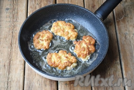 Обжарить рубленные котлеты из свинины на небольшом огне с двух сторон до румяного цвета (примерно, по 5 минут с каждой стороны). Такие котлетки жарить на сильном огне нельзя, так как мясо не приготовится и останется жестким. Готовые котлеты выложить на бумажное полотенце, чтобы убрать излишки растительного масла.