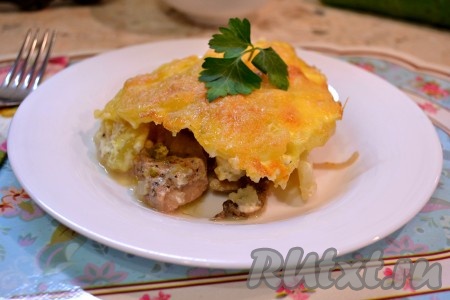 Отправить блюдо в разогретую до 190 градусов духовку на 45-50 минут. Вкуснейшее мясо по-французски, приготовленное с картофелем и грибами, подать к столу в горячем виде. 