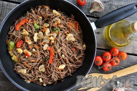 Вот так просто и достаточно быстро можно приготовить гречневую лапшу с курицей и овощами. Блюдо получается очень вкусным и сытным, к столу подаём в горячем виде.&nbsp;
