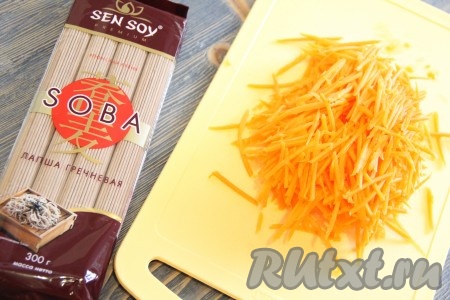 Морковь очистить и натереть на тёрке для моркови по-корейски.
