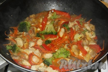 Добавить перец и брокколи в сковороду. Обжаривать овощи и грудку в течение 10 минут на небольшом огне, иногда перемешивая.
