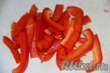 Перец вымыть, удалить плодоножку и нарезать длинными брусочками. Брокколи разобрать на соцветия.
