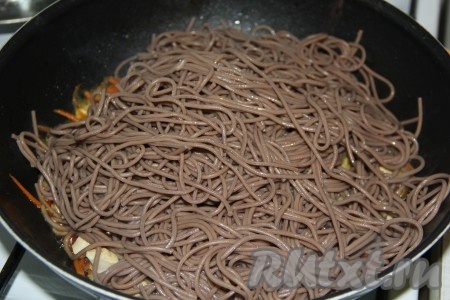 Посолить кусочки курицы с овощами, добавить специи по вкусу, перемешать и выложить готовую гречневую лапшу.
