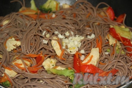 Перемешать и прогреть в течение 3 минут, затем добавить измельчённый чеснок и ещё раз хорошо перемешать. Накрыть сковороду крышкой, снять с огня и дать блюду "отдохнуть" минуты 3.&nbsp;
