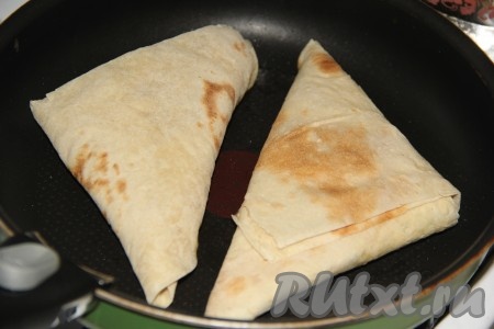 На среднем огне обжарить пирожки из лаваша на сковороде с добавлением растительного масла.
