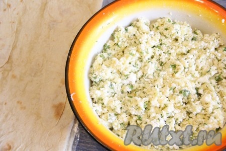 Тщательно перемешать картошку, сыр, творог, зелень и начинка для ленивых пирожков из лаваша готова.
