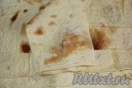 Лаваш нарезать на полоски шириной, примерно, 10 см (может чуть больше). Из одного лаваша получается 6 пирожков.&nbsp;
