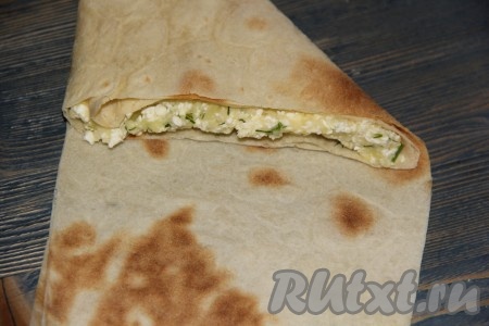 Завернуть начинку в лаваш в виде треугольника.