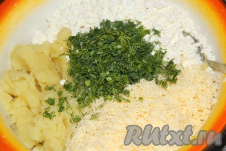 Зелень вымыть, обсушить и мелко нарезать. К пюре, творогу и сыру добавить зелень.
