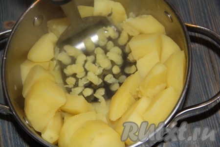 Первым делом нужно приготовить начинку, для этого картофель нужно отварить в подсоленной воде до готовности, а затем размять в пюре. Можно использовать картофельное пюре, оставшееся с обеда или ужина.
