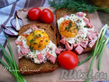 Вкусную, сытную яичницу, приготовленную с колбасой, переложить со сковороды на тарелку и, дополнив свежими овощами или легким салатом, подать к столу. 