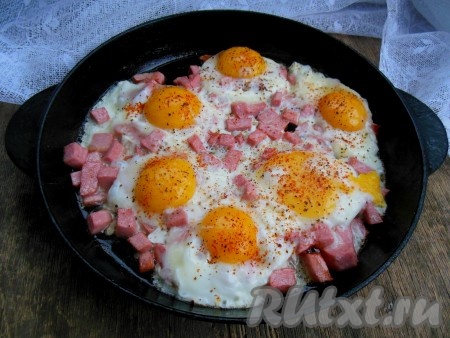 Добавьте соль, черный молотый перец и паприку по вкусу.